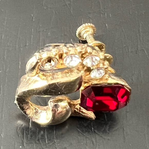 PRE-OWNED PAIR OF 1” GOLDTONE SCREW BACK EARRINGS W/RED & WHITE CRYSTALS CTM2 - Picture 3 of 5